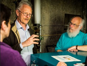 Arnold Löffler, Solar-Bürger-Genossenschaft eG, beschreibt die effiziente Erzeugung von Strom und Wärme aus einem BHKW. Quelle: Bündnis Bürgerenergie e.V., Jörg Farys