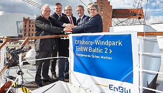 Offizielle Inbetriebnahme EnBW Baltic 2. Vlnr. Parlamentarischer Staatssekretär Uwe Beckmeyer, Boris Schucht, Vorsitzender der Geschäftsführung 50Hertz, Ministerpräsident Erwin Sellering, EnBW-Vorstandsvorsitzender Dr. Frank Mastiaux, Oberbürgermeister von Stralsund Dr. Alexander Badrow und Ministerin Silke Krebs / Pressebild: EnBW