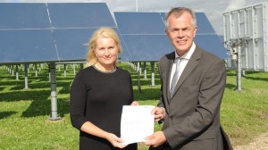 Übergabe des Förderbescheids / Foto: DLR