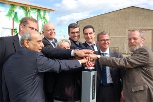 Die Inbetriebnahme des Batteriespeichers, von li na re: Michael RaH, schemann, Energiequelle GmbH; …Joachim Uecker, Energiequelle GmbH; Petra Richter, Ortsvorsteherin Feldheim; Santiago Senn, LG Chem; Hans-Dieter Kettwig, Enercon GmbH; Albrecht Gerber, Minister für Wirtschaft und Energie/Brandenburg; Wolfgang Blasig, Landrat Potsdam-Mittelmark