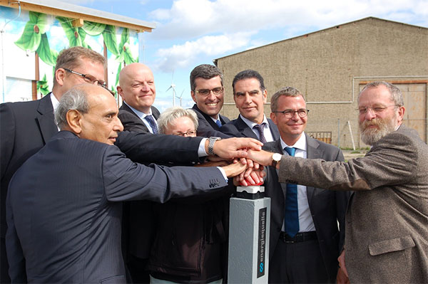 Die Inbetriebnahme des Batteriespeichers, von li na re: Michael RaH, schemann, Energiequelle GmbH; …Joachim Uecker, Energiequelle GmbH; Petra Richter, Ortsvorsteherin Feldheim; Santiago Senn, LG Chem; Hans-Dieter Kettwig, Enercon GmbH; Albrecht Gerber, Minister für Wirtschaft und Energie/Brandenburg; Wolfgang Blasig, Landrat Potsdam-Mittelmark