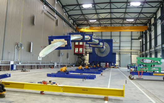 Im Kompetenzzentrum Rotorblatt müssen sich die bis zu 90 Meter langen Blätter dynamischen und statischen Tests und Extrembelastungen stellen. © Fraunhofer IWES