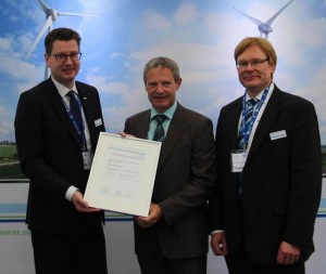 DNV GL verleiht ABB Switzerland das Komponentenzertifikat für seinen Frequenzumrichter für Offshore-Windturbinen auf der HUSUM Wind 2015 / Pressebild