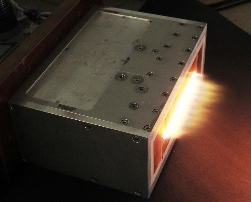 LARGE-Plasmaquelle, Breite: 150 mm, Plasma: Ar-N2 © Fraunhofer IWS Dresden