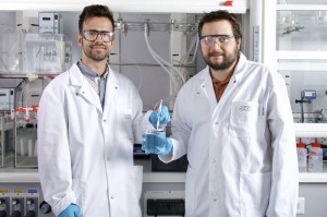 Die PSI-Forscher Antoni Forner-Cuenca (links) und Pierre Boillat im Labor, in dem sie Teile des neuen Beschichtungsverfahrens untersuchten. / Pressebild: Paul Scherrer Institut/Markus Fischer