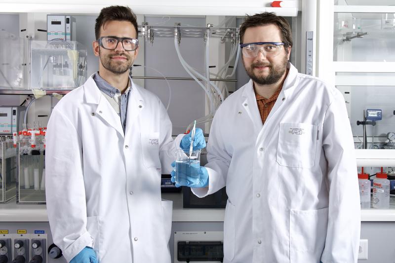 Die PSI-Forscher Antoni Forner-Cuenca (links) und Pierre Boillat im Labor, in dem sie Teile des neuen Beschichtungsverfahrens untersuchten. / Pressebild: Paul Scherrer Institut/Markus Fischer