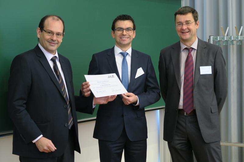 Die Preisverleihung fand an der TU Ilmenau statt: Links der Vorsitzende des AHMT, Prof. Fernando Puente León vom Karlsruher Institut für Technologie, Christian Bur (Mitte) und Prof. Andreas Schütze. / Foto: Institut für Prozessmess- und Sensortechnik, TU Ilmenau