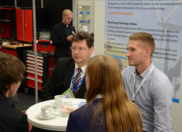 Pressefoto Minister Meyer am FH Messestand