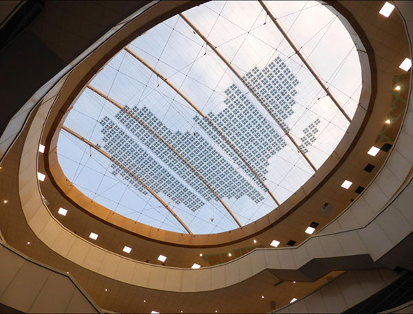 Das solaraktive Sonnensegel bildet den Mittelpunkt des neuen Peace and Security Building der Afrikanischen Union in Addis Abeba / Pressebild: Solarte