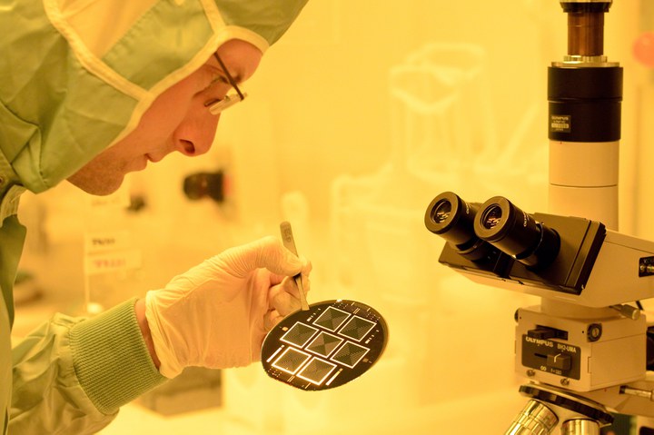Fraunhofer ISE erzielt neuen Weltrekord für beidseitig kontaktierte Siliciumsolarzellen: TOPCon-Technologie ermöglicht 25,1 Prozent Wirkungsgrad. ©Fraunhofer ISE