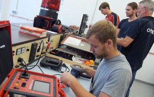 Auszubildende zur Elektrofachkraft prüfen elektrische Anlagen / Pressebild: