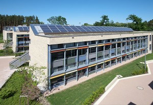 In der Grundschule Niederheide in Hohen Neuendorf liefert eine Photovoltaikanlage mit 55 kWp Leistung Strom zur Eigennutzung. Überschüsse werden ins Netz eingespeist. (© Ali Moshiri)