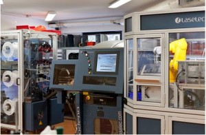  In Kombination mit einem ULYS Modena Markier- und Schneidelasersystem bietet der RapidShare Roboter erweitere Funktionen für das Gruppieren und Sortieren von Kabeln, und erlaubt eine schnellere Produktionsaufnahme von Kabelbäumen. (Foto : Laselec)