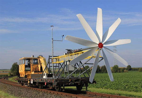 Im Rahmen des Forschungsprojektes „OptiBine“ haben zwölf Studierende sowie die Leiter des Projektes, Professor Walter Baur und Diplom-Ingenieur Stefan Frosch, den Rotor einer Kleinwindenergieanlage konzipiert und konstruiert. (Foto FHWS / Stefan Frosch)