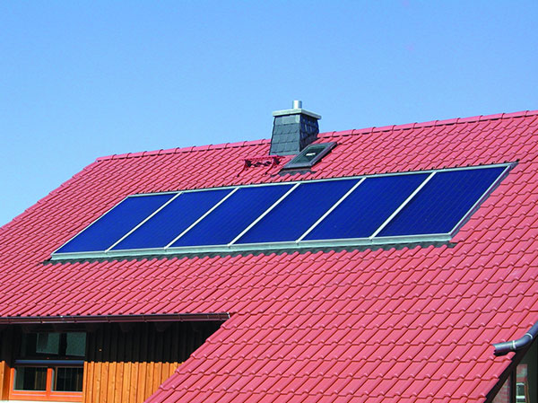 Kollektoranlagen lassen sich problemlos in die Dachfläche integrieren. (© DGS)