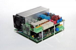 Neue Materialien erhöhen Effizienz: Fraunhofer ISE entwickelt dreiphasigen 10 kW USV-Wechselrichter mit nur 5 Liter Volumen und 98,7 Prozent Wirkungsgrad. ©Fraunhofer ISE