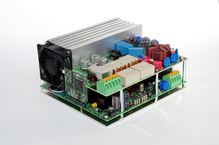 Neue Materialien erhöhen Effizienz: Fraunhofer ISE entwickelt dreiphasigen 10 kW USV-Wechselrichter mit nur 5 Liter Volumen und 98,7 Prozent Wirkungsgrad. ©Fraunhofer ISE