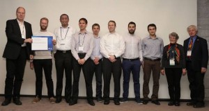 Prof. Dr. Klaus Vajen und ein Teil seiner Forschungsgruppe des Fachgebiets Solar- und Anlagentechnik. R-L: Prof. Dr. Klaus Vajen, Dominik Ritter, Ruslan Botpaev, Yoann Louvet, Julian Hertel, Steven Meyers, Nicolas Perez, Federico Bava, Monica Oliphant (ISES Board Member), Dr. David Renné (ISES Präsident) / Pressebild