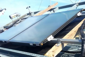 Turn-key-Fabriken für die Herstellung von Kunststoff-Kollektoren Sunlumo vergibt Lizenzen für die Realisierung des innovativen Eine-Welt-Solar-Kollektors und bietet Turn-key-Fabriken an. Die Fabriken gibt es in unterschiedlichen Automatisierungsgraden. Fertigungsanlagen können maßgeschneidert je nach Kundenbedarf mit jährlichen Produktionskapazitäten zwischen 100 und 350 MWth geliefert werden. 