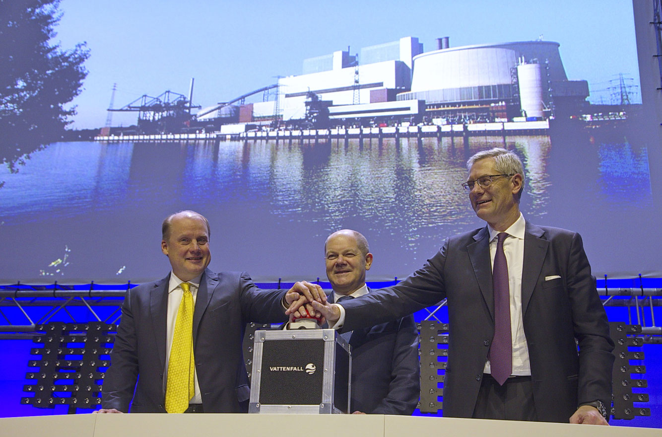 Tuomo Hatakka, Vorsitzender der Geschäftsführung der Vattenfall GmbH, Hamburgs Erster Bürgermeister Olaf Scholz und Magnus Hall, Präsident und Vorstandsvorsitzender von Vattenfall bei der offiziellen Einweihung des Kraftwerkes Moorburg / © 2015 Pedro Becerra - STAGEVIEW.de