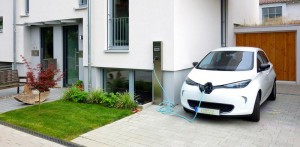 Über eine Ladestation wird das Elektrofahrzeug mit PV-Strom vom Hausdach versorgt. © Fraunhofer ISE