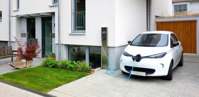 Über eine Ladestation wird das Elektrofahrzeug mit PV-Strom vom Hausdach versorgt. © Fraunhofer ISE