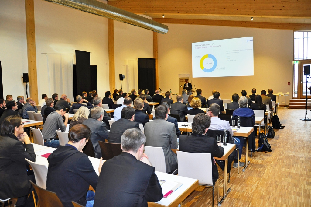 Klaus Krüder bei der Eröffnung des 2. O&M Praxisforums. Noch bis morgen Nachmittag tagen am juwi-Firmensitz Branchenexperten zu Themen rund um die Betriebsführung von Wind- und Solaranlagen. / Pressebild: juwi