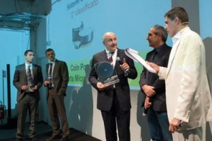 Selezione di Elettronica: Andrea Ballarini (dritter von links), Business Development Manager und verantwortlich für die Sales Area der VARTA Microbattery in Italien, nahm den Innovation Award auf der Gala in Mailand entgegen / Pressebild: VARTA