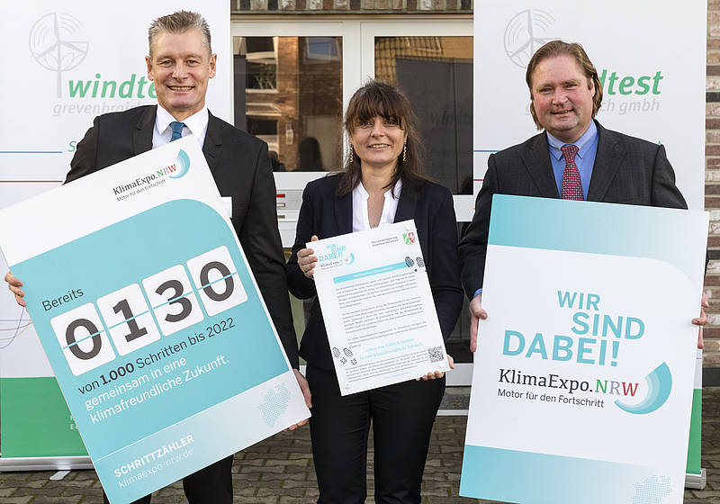 Das Windtestfeld Grevenbroich ist der 130. von 1.000 Schritten in die Zukunft, die die KlimaExpo.NRW bis zum Jahr 2022 aufzeigt. V.l.n.r.: Dr. Heinrich Dornbusch, Monika Krämer, MdL Lutz Lienenkämper. (Bild: Carsten Paul)