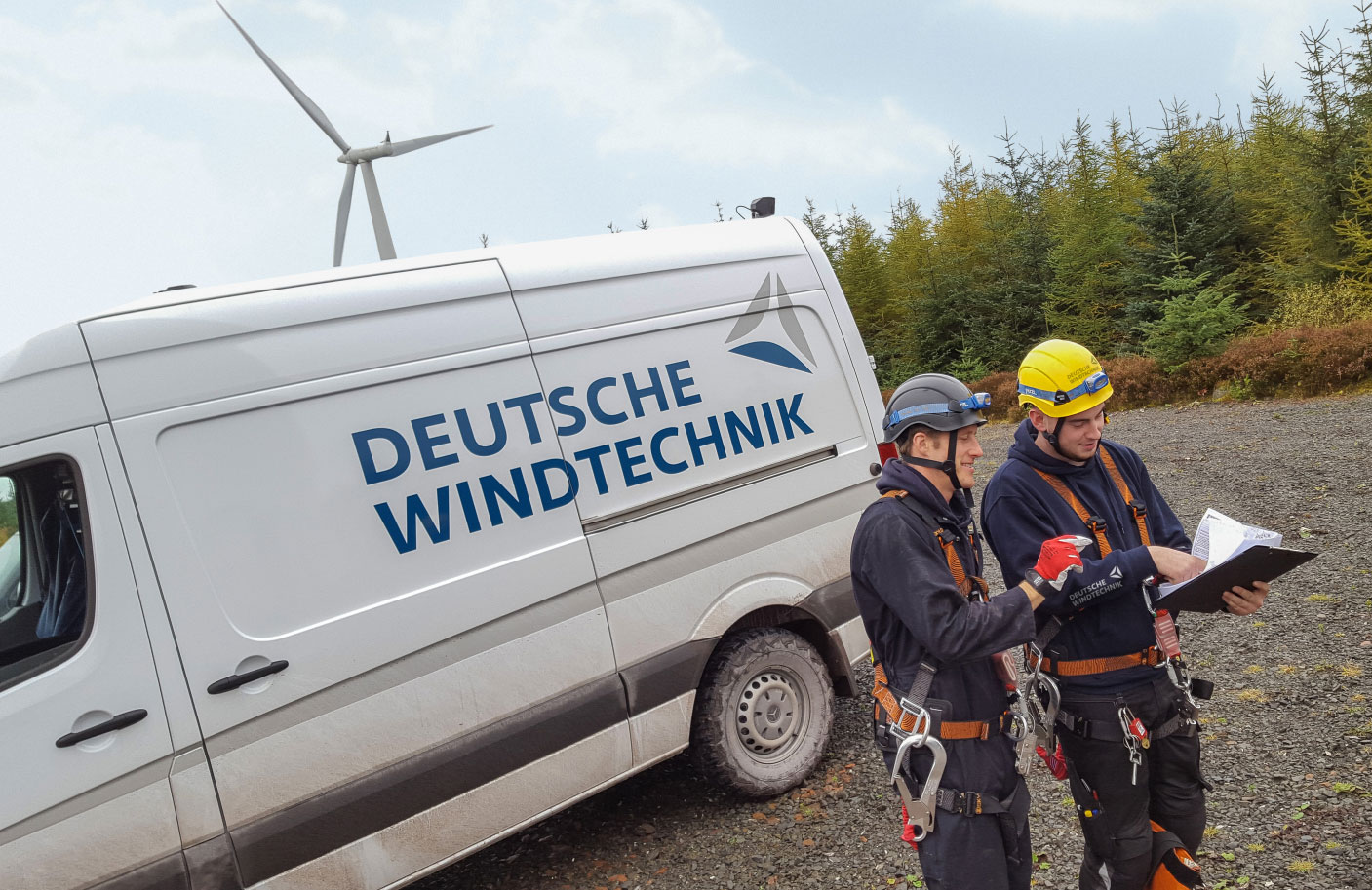 Geballte Siemens-Anlagenkompetenz: Die Mitarbeiter der Deutschen Windtechnik Ltd. verantworten in Großbritannien u.a. die Instandhaltung für die Windparks Black Law und Beinn en Turic 2 (73x SWT 2.3-82) im Auftrag von ScottishPower Renewables. / Copyright: Deutsche Windtechnik AG