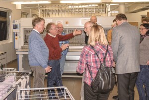 Hans-Nico Nissen (Werkstattleiter Holländerhof, 2. v.l.)  erklärt den Teilnehmern die Besonderheiten der klimaeffizienten Energie-Spar-Waschsysteme. / Pressebild