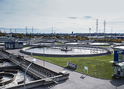 Siemens wird die Stadt Wien bei der energetischen Optimierung ihrer Hauptkläranlage unterstützen. Hierfür liefert Siemens die Leit-, Mess-, Analyse- und Schaltanlagenleittechnik sowie Niederspannungs- und Mittelspannungsschaltanlagen. / Pressebild: Siemens