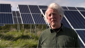 Die Sonne speichern: Neue Förderung für Solarstromspeicher. Die Technik ist da, die Technik ist ausgereift: Solarmodule auf das Dach und eine Batterie in den Keller und schon kann der Verbraucher der nächsten Strompreiserhöhung ganz gelassen entgegen sehen. Über 60 Prozent des verbrauchten Stroms können so direkt vor Ort produziert werden. Wir zeigen anhand von Beispielen, wie es geht!