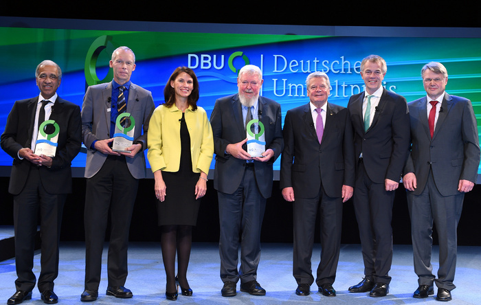 Festakt zur Verleihung des Deutschen Umweltpreises der DBU (v.l.): Preisträger Prof. Dr. Mojib Latif und Prof. Dr. Johan Rockström, DBU-Kuratoriumsvorsitzende Rita Schwarzelühr-Sutter, Ehrenpreisträger Prof. em. Dr. Michael Succow, Bundespräsident Joachim Gauck, NRW-Umweltminister Johannes Remmel und DBU-Generalsekretär Dr. Heinrich Bottermann. © DBU/Peter Himsel