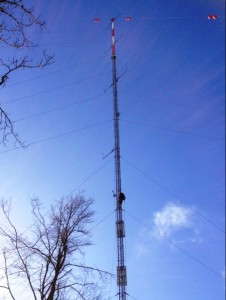 In den kommenden Tagen wird in Tauberbischofsheim ein 102 Meter hoher Windmessmast errichtet, der die örtlich vorherrschenden Windverhältnisse genau erfassen wird. / Pressebild: juwi