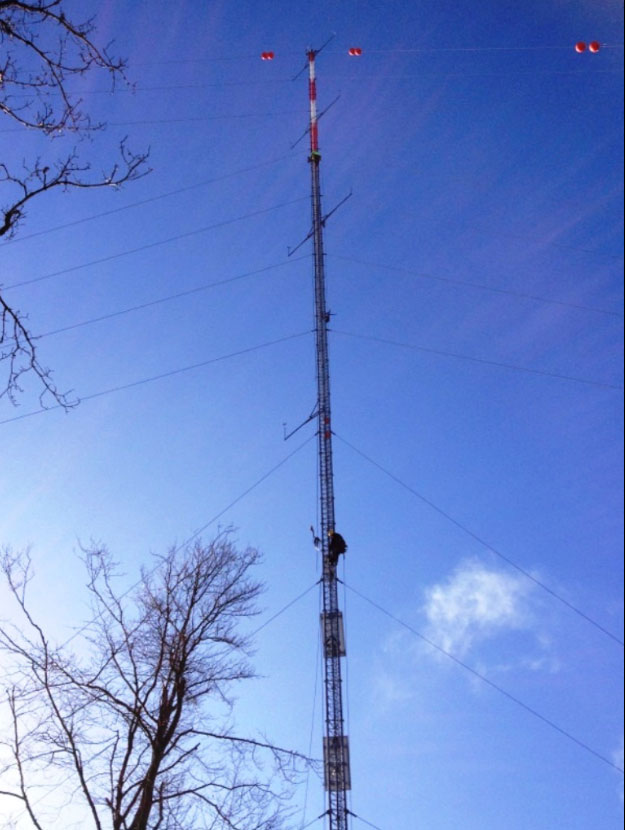 In den kommenden Tagen wird in Tauberbischofsheim ein 102 Meter hoher Windmessmast errichtet, der die örtlich vorherrschenden Windverhältnisse genau erfassen wird. / Pressebild: juwi