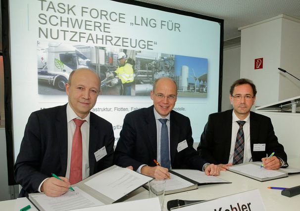 Gemeinsam für einen alternativen Kraftstoff: Andreas Kuhlmann von der dena-Geschäftsführung, Dr. Timm Kehler, Vorstand von Zukunft ERDGAS, und DVGW-Vorstandsvorsitzender Prof. Dr. Gerald Linke (von links) unterzeichneten in Berlin den Vertrag / Pressebild
