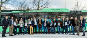Klaus Schrader (Geschäftsleitung Klimapakt, links im Bild) und Henning Brüggemann (Vorsitzender Klimapakt, Bildmitte) freuen sich über die vielen neuen Mitstreiter im Klimaschutz. / Pressebild