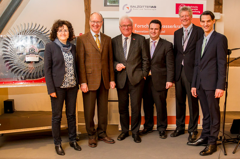 Vor einem Modell der Forschungswasserkraftanlage im Maßstab 1:10: Dr. Gabriele Heinen-Kljajić, Niedersächsische Ministerin für Wissenschaft und Kultur, Professor Heinz Jörg Fuhrmann, Vorstandsvorsitzender der Salzgitter AG, Professor Jürgen Hesselbach, Präsident der TU Braunschweig, Hubertus Heil, MdB, stellvertretender Fraktionsvorsitzender der SPD Bundestagsfraktion, Georg Michels, Direktor Salzgitter Mannesmann Renewables, Christian Seidel, TU Braunschweig, Institut für Statik AG