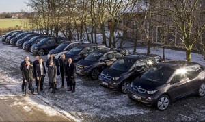 „Ove Petersen (GP JOULE, 2. von links vorne) und Urban Windelen (BVES, 2. von rechts hinten) mit Vertretern von BMW und Alphabet bei der offiziellen Übergabe der 15 BMW i3.“ / Pressebild