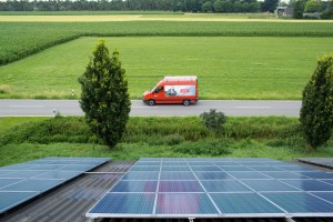 Betrieb und Wartung von Photovoltaikanlagen wird ausgebaut: Solar-Spezialisten der reniva GmbH unterstützen ab sofort das Photovoltaikgeschäft von E.ON. EON, Fotovoltaik, grün, Erneuerbare, Energie, Solarpanels, Strom, energy, Reparatur, Wartung, Module, Dach, Haus. / Weiterer Text über ots und www.presseportal.de/nr/109984 / Die Verwendung ... / Pressebild