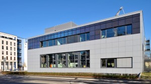 Das Fraunhofer-Institut für Solare Energiesysteme ISE hat die Außenfassade eines seiner Laborgebäude mit 70 Photovoltaik-Modulen aus eigener Entwicklung und Pilotproduktion ausgerüstet. ©Fraunhofer ISE