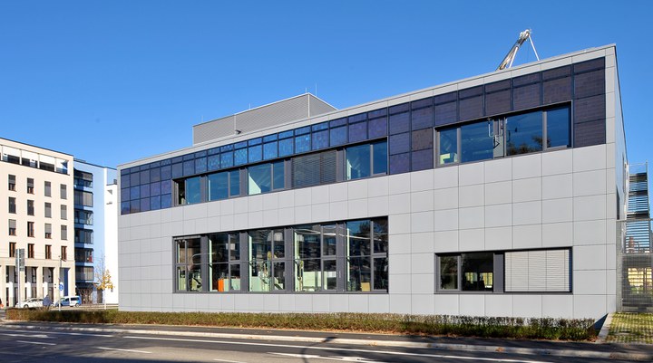 Das Fraunhofer-Institut für Solare Energiesysteme ISE hat die Außenfassade eines seiner Laborgebäude mit 70 Photovoltaik-Modulen aus eigener Entwicklung und Pilotproduktion ausgerüstet. ©Fraunhofer ISE