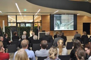 Mark Becker, Mitinhaber der Firma "Gebr. Becker Energie-und Versorgungstechnik", informierte beim ersten Green Building Forum im Energy Campus von Stiebel Eltron in Holzminden über die Ausführung der Haustechnikarbeiten in dem beeindruckenden Plus-Energie-Gebäude / Pressebild