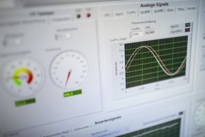 Die virtuelle Windenergieanlage generiert neben dem Wind auch die Spannungen und Ströme des Energienetzes und des Generators, Pitchwinkel u.a. (Foto: Deutsche Windtechnik)