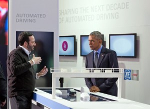 US-Präsident Barack Obama lässt sich auf dem ZF-Stand auf der NAIAS von Nordamerika-Kommunikationschef Bryan Johnson Technologien und Produkte für das autonome Fahren zeigen. / Pressebild: ZF