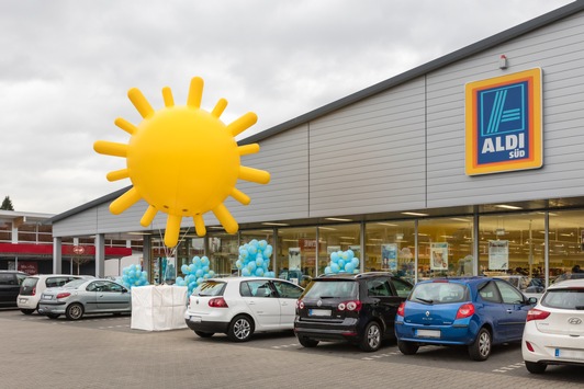 Passend zum Motto "Natürlich Sonnenkraft" hergerichtet: Die Filiale in Kerpen-Horrem mit der 1000. Fotovoltaikanalge auf dem Dach einer ALDI SÜD Filiale. Weiterer Text über ots und www.presseportal.de/nr/108584 / Die Verwendung dieses Bildes ist für redaktionelle Zwecke honorarfrei. Veröffentlichung bitte unter Quellenangabe: "obs/ALDI SÜD - Constantin Meyer"