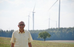 Adolf Hemrich, Bürgermeister der unterfränkischen Gemeinde Altertheim, macht sich für Windkraft in seiner Gemeinde stark. / Pressebild