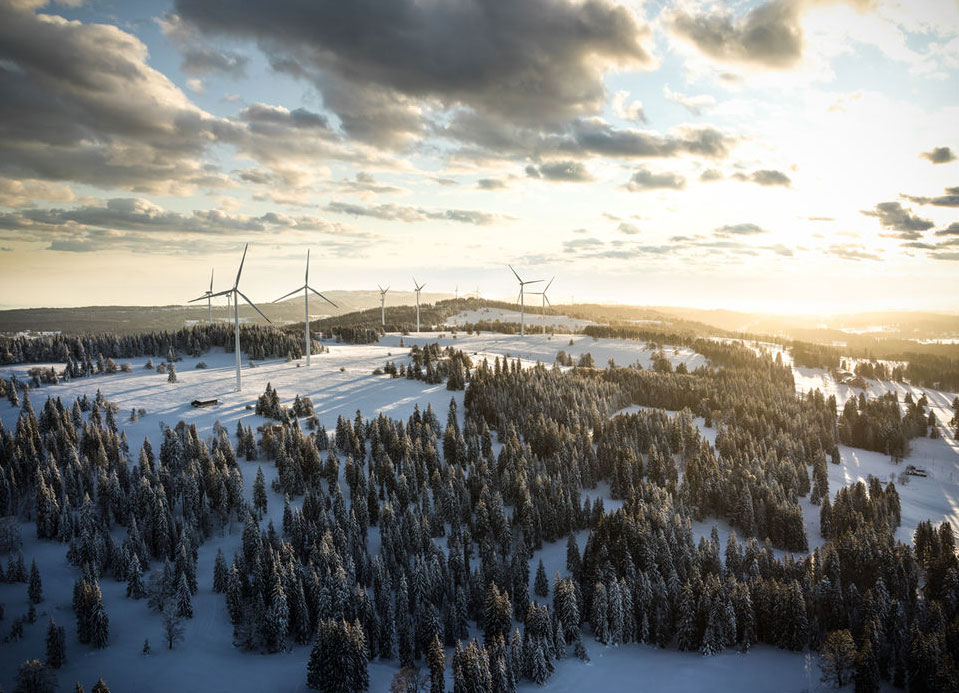 Im Interesse der lokalen Bevölkerung werden demnächst 16 konventionelle rot blinkende Windturbinen-Warnlichter ersetzt. / Pressebild: BKW