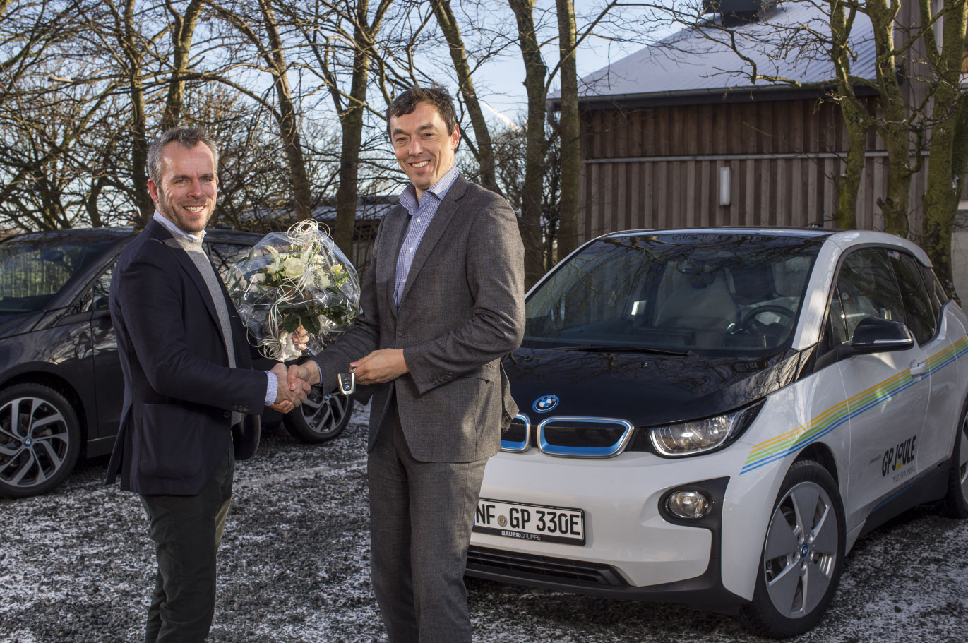Bildunterschrift: Ove Petersen und Urban Windelen bei der offiziellen Übergabe des BMW i3 (v.l.n.r).